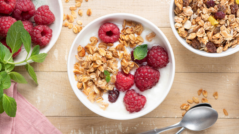 Bowl of granola with Greek yogurt and raspberries