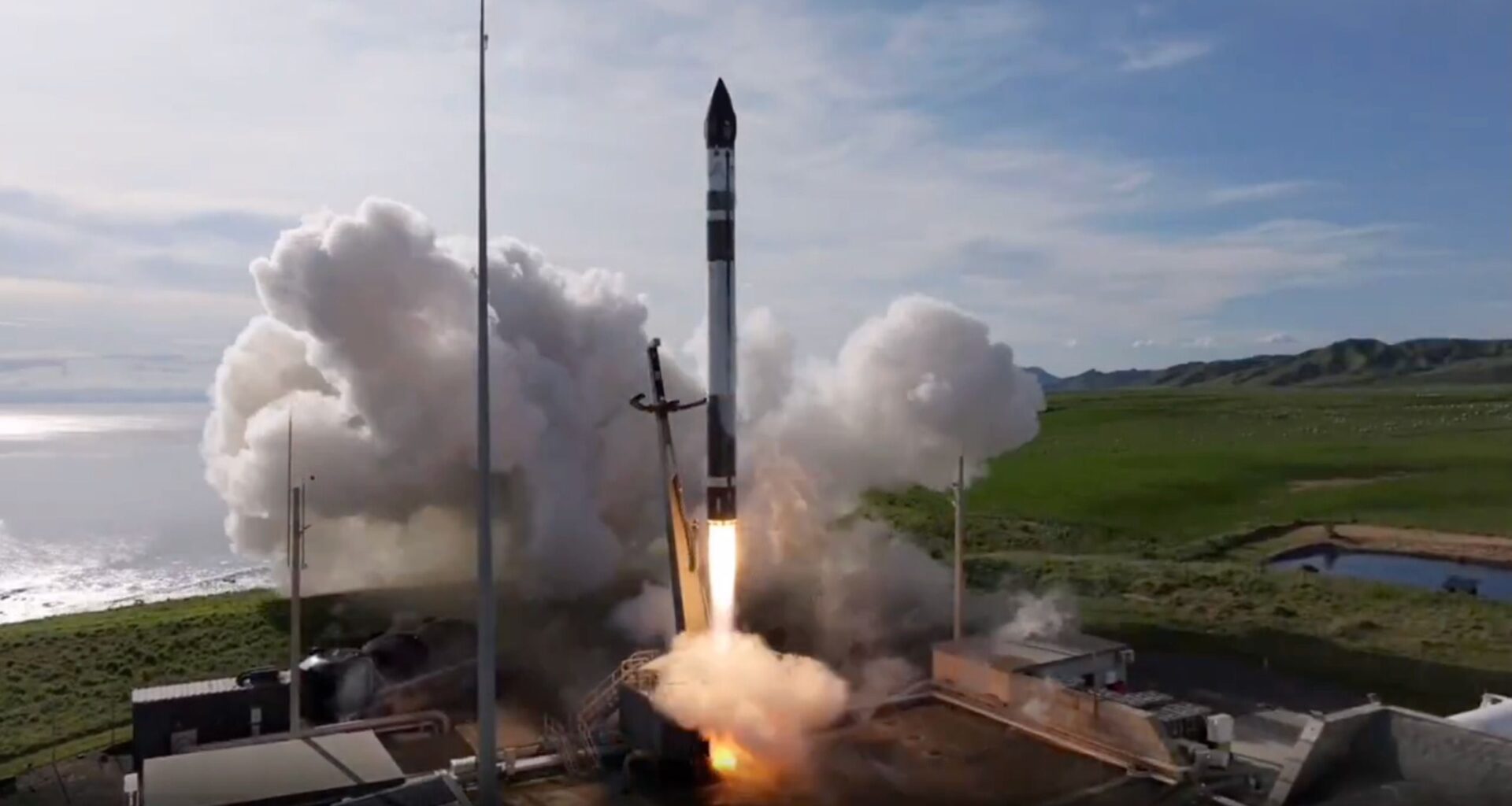 Rocket Lab launches an Earth-observing radar satellite from New Zealand (photo)