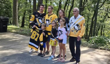 Crosby wows Penguins fans while delivering season tickets
