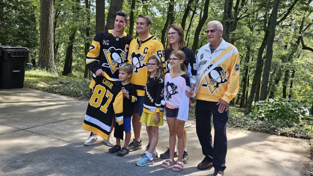 Crosby wows Penguins fans while delivering season tickets