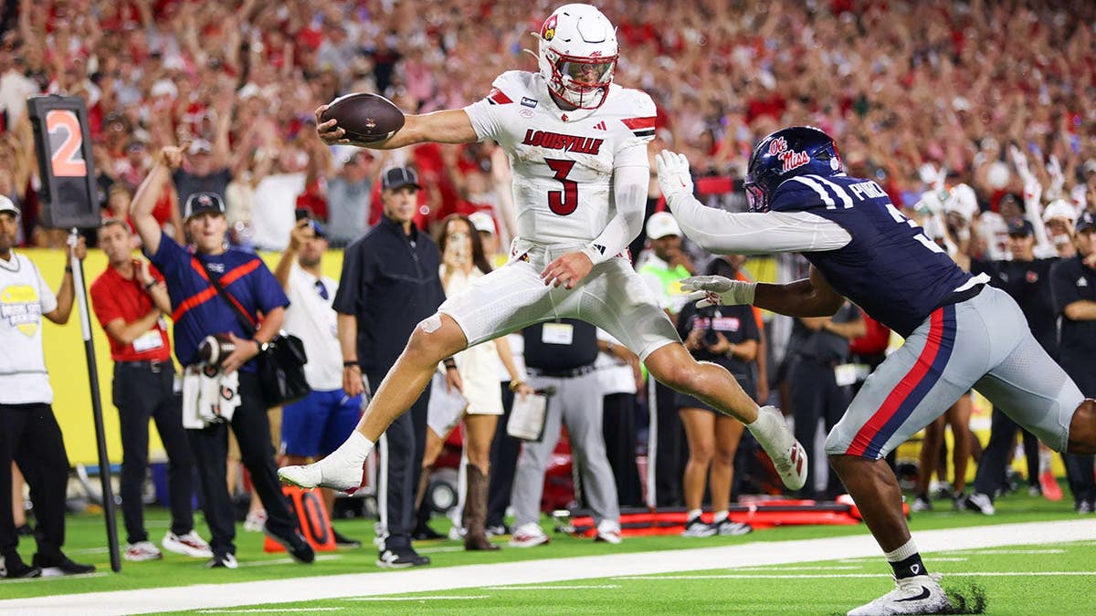 Lincoln Kienholz rushes for a touchdown against Ole Miss at Nissan Stadium.