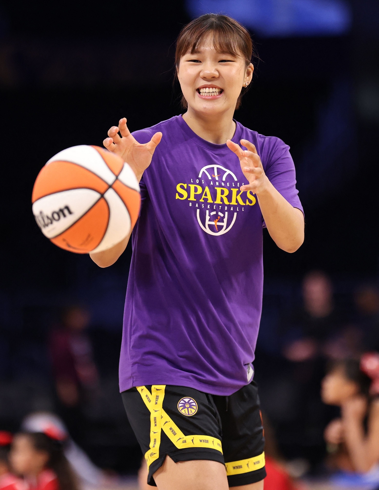 Park Ji-hyun of the Los Angeles Sparks warms up before facing the Toronto Tempo in the teams' Women's National Basketball Association regular-season game at Crypto.com Arena on May 15, 2026, in this Getty Images file photo. (Yonhap)