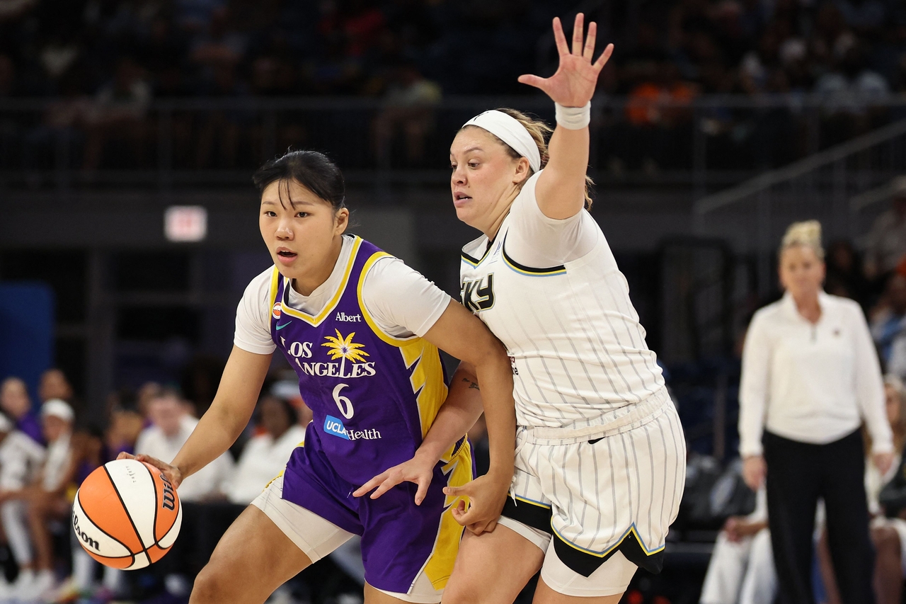 Park Ji-hyun of the Los Angeles Sparks (left) dribbles past Rachel Banham of the Chicago Sky during their teams' Women's National Basketball Association regular-season game at Wintrust Arena in Chicago on Aug. 5, 2026, in this Getty Images file photo. (Yonhap)