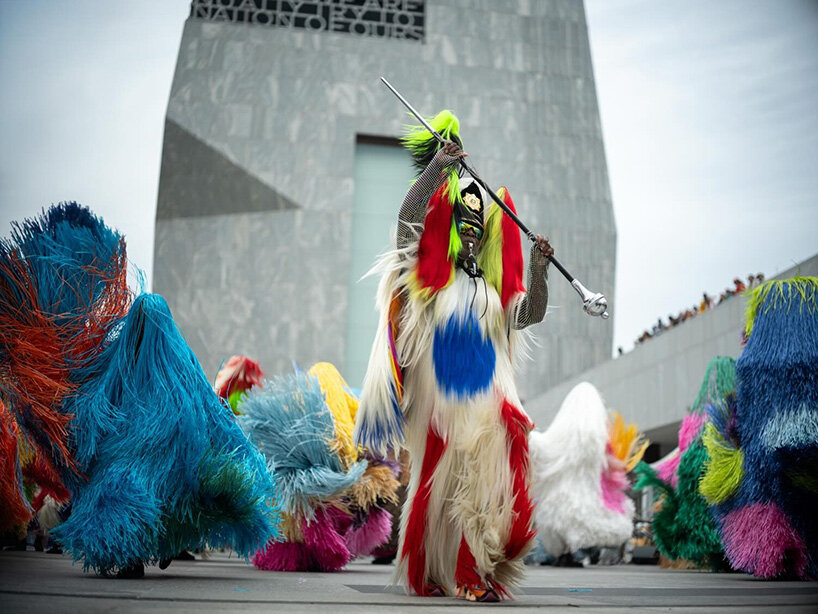 nick cave’s soundsuits bring the stage into the crowd - 2