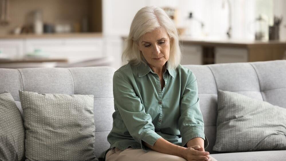 Medications can slow the progression of the disease, but they cannot cure it (Photo: Shutterstock) אישה מבוגרת עם אלצהיימר