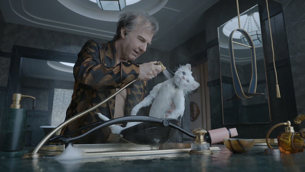 Tom Cruise as Rockwell with Maggie the Cat in Warner Bros. Pictures’ Digger, a Warner Bros. Pictures release.