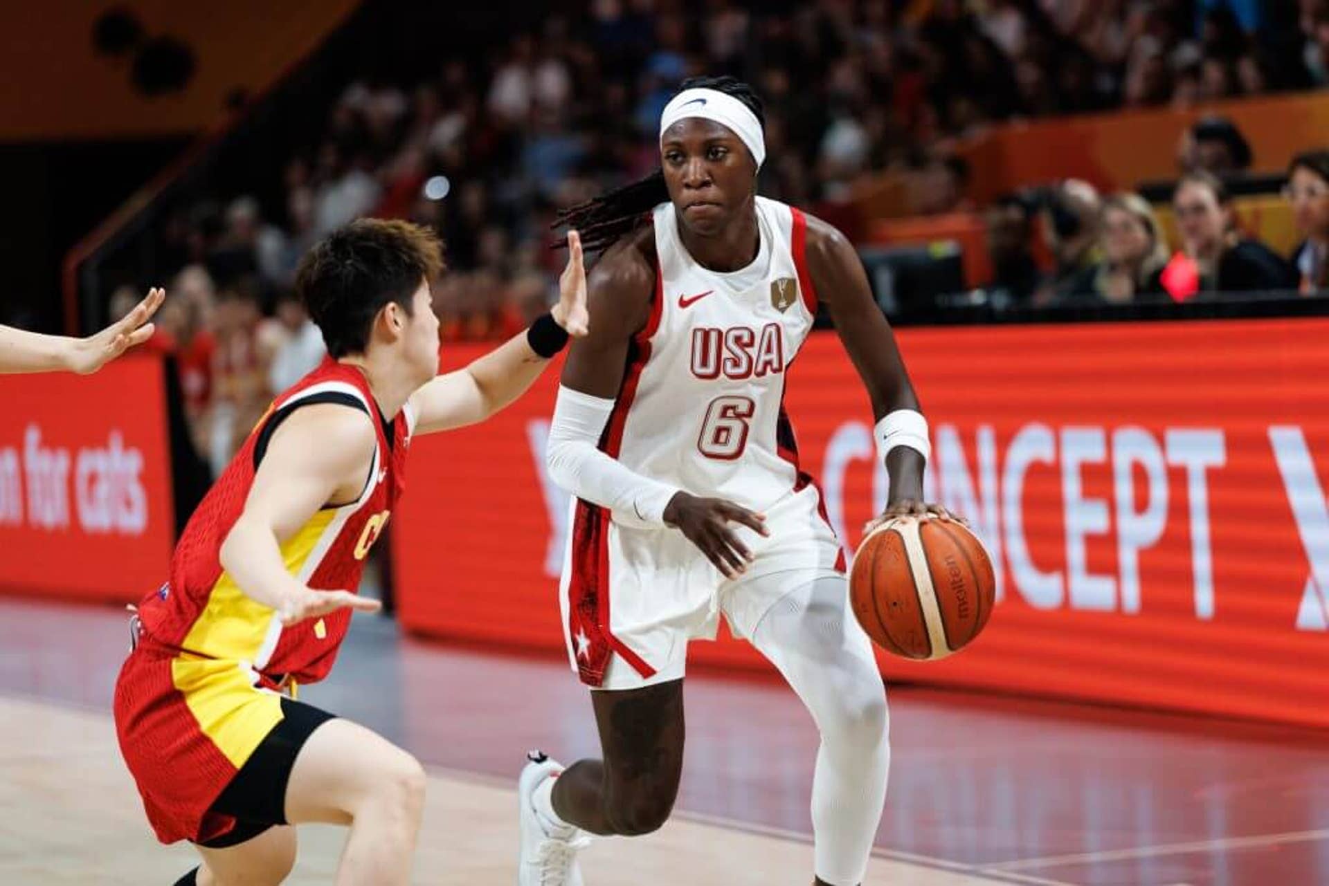 Rhyne Howard drives to the basket Team USA's game against China during the FIBA Women's World Cup.