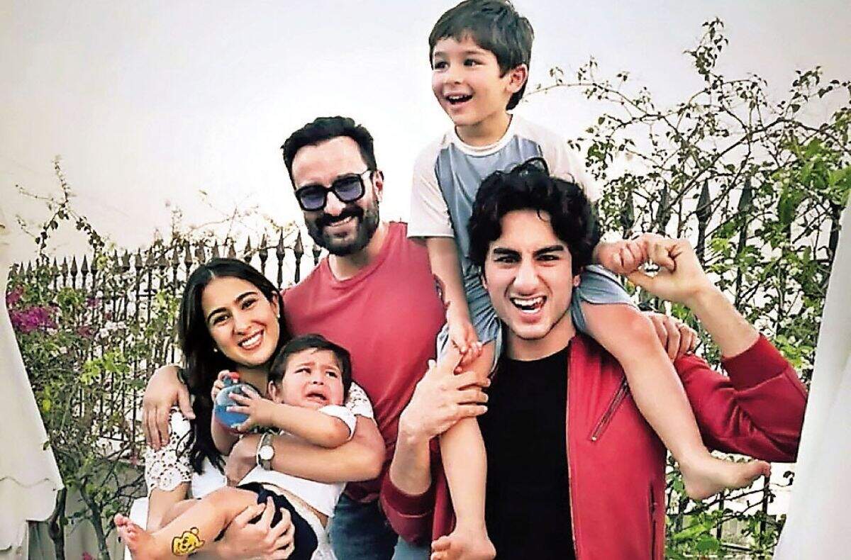 Saif with his kids Sara, Jehangir, Taimur, and Ibrahim Saif Ali Khan with his kids