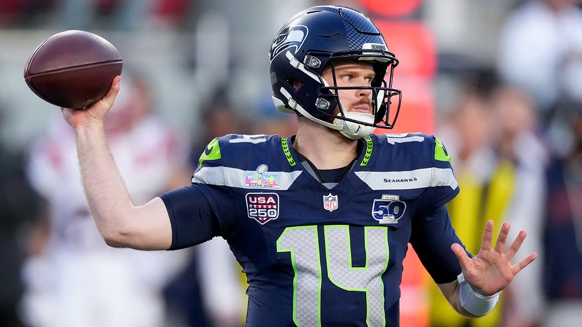 Sam Darnold throws