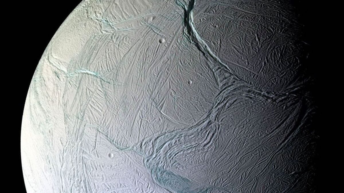 Scientists Find Microbial Life Could Survive on Saturn's Icy Moon Enceladus