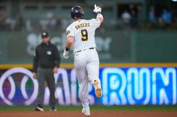 Eugenio Suárez hits a 3-run homer to lift Reds past Brewers 4-3 and avoid a winless road trip