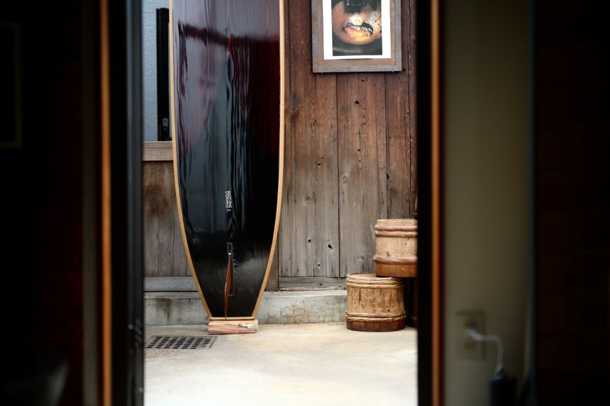 A surfboard made by the Bears Wood Project, with urushi applied.