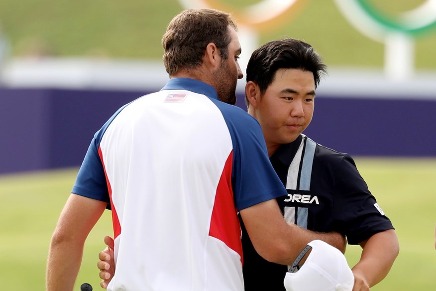 Scottie Scheffler consoles Tom Kim at the 2024 Paris Olympics.