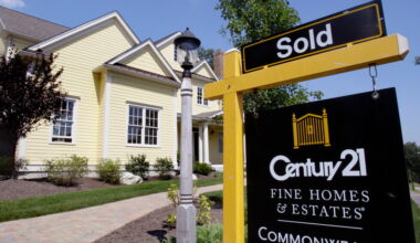 Mortgage rates climb again, pushing the 30-year average to a 1-year high
