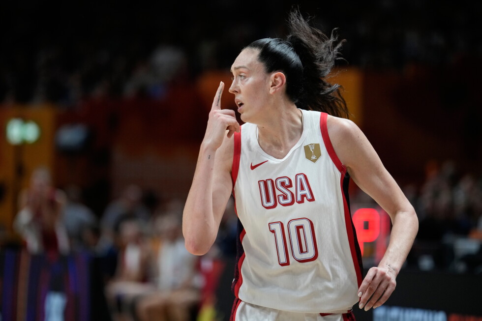 Breanna Stewart sparks US to 105-64 rout of Czech Republic after a scare vs Italy