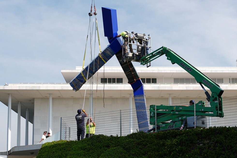 Kennedy Center removes Blue sculpture from its grounds