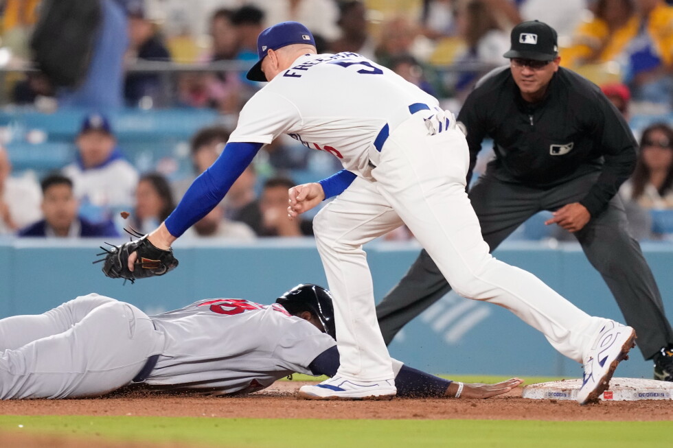 Teoscar Hernández's clutch double lifts Dodgers over Cardinals 3-2
