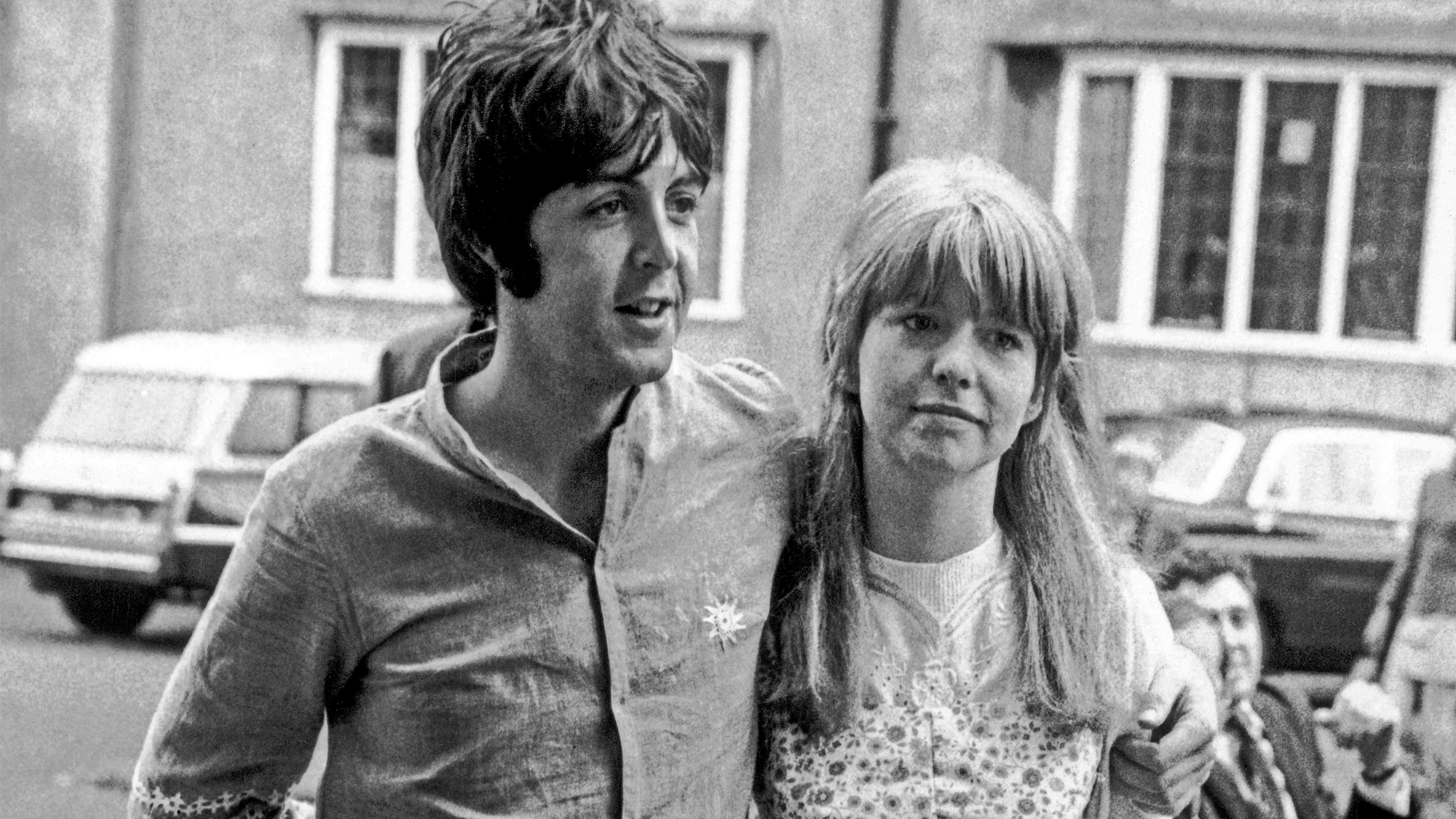 Paul McCartney &amp; Jane Asher, Bangor, North Wales, Sunday 27th August 1967. In Wales to attend lecture by Maharishi Mahesh Yogi. Pictured in the grounds of Bangor Normal College.