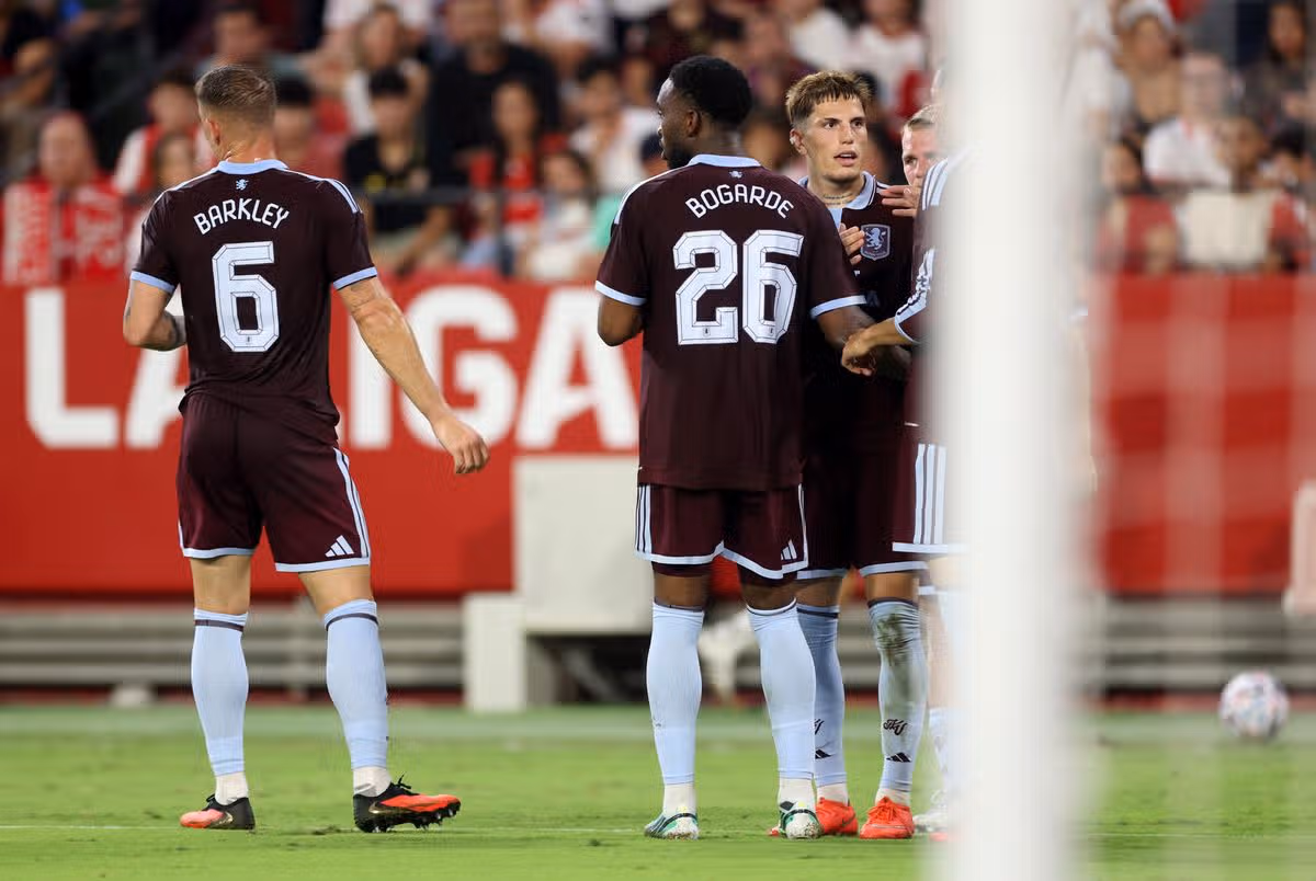 Alejandro Garnacho celebrates