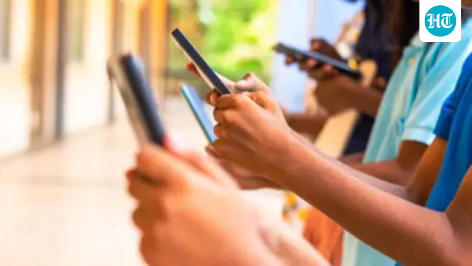 Largest review yet ties addictive screen habits to poorer mental health in the young