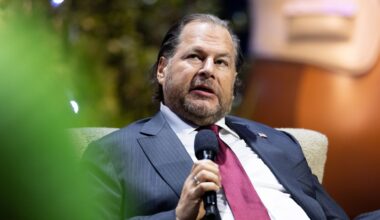 Salesforce shares sit at the epicenter of AI confusion. Here's how to trade it