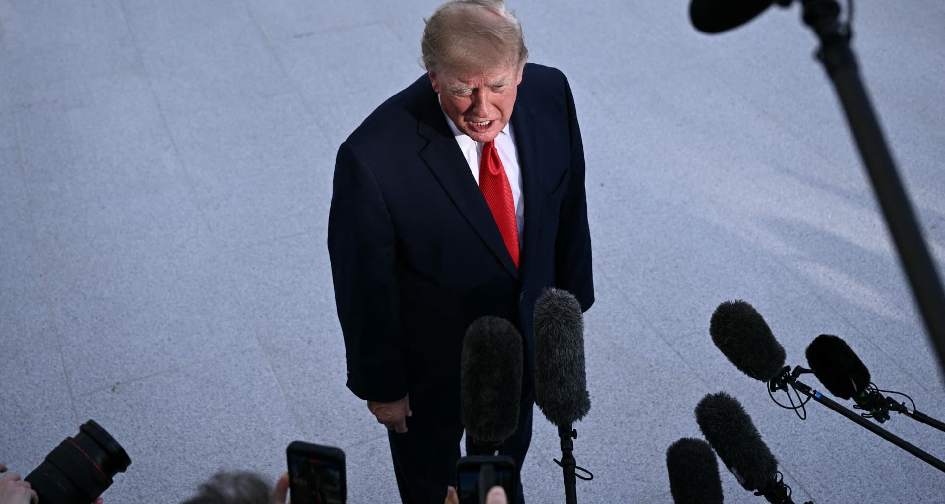 Judge blocks Trump White House media ban