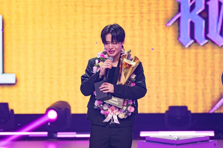Choreographer and stage director Back Koo-young tears up while delivering his acceptance speech during the final of Mnet's 'Street World Fighter: Director's War' on Oct. 20. Courtesy of Mnet
