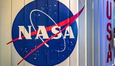 Musk disputes NASA safety panel's lunar launch estimates