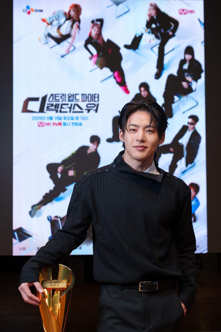 Choreographer and stage director Back Koo-young poses with his 'Street World Fighter: Director's War' trophy at CJ ENM Center in Mapo District, Seoul, Tuesday. Courtesy of Mnet