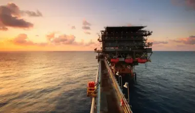 Oil prices rose amid the threat of a storm in the United States and Houthi attacks