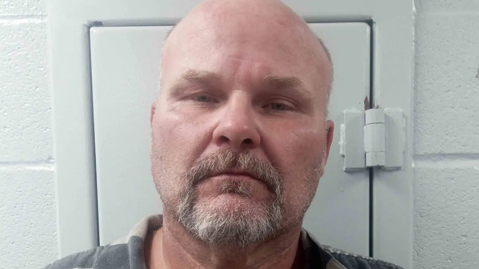 Russellville man accused of breaking into liquor store
