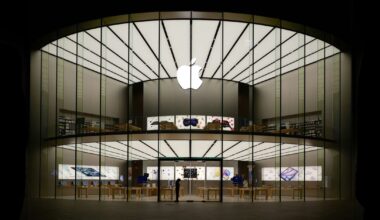 Apple gains ground as China’s smartphone shipments plunge in Q3 2026