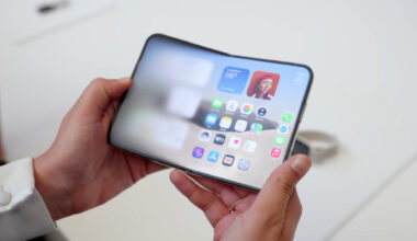 The blurred transition effect on the iPhone Duo's inner screen as it's opened.