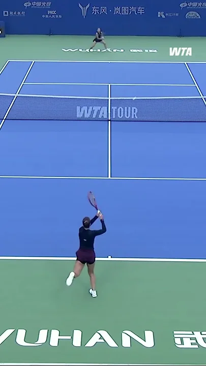 Maja Chwalinska with a powerful backhand winner in her match against Jovic.#dongfengvoyahwuhanopen - YouTube
