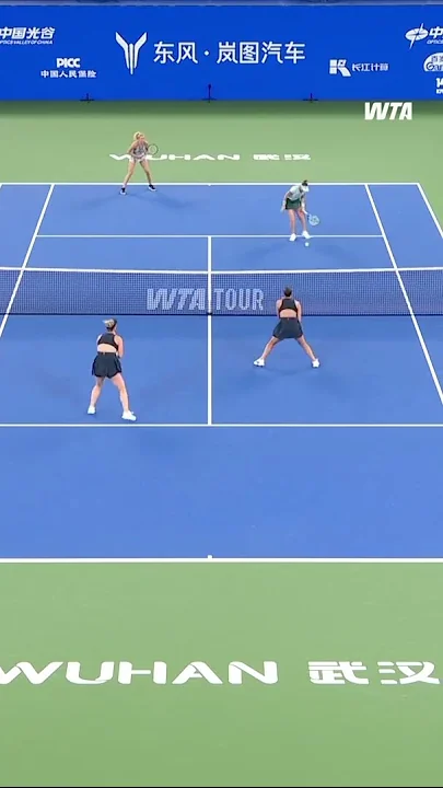 Gabriela Dabrowski and Luisa Stefani are in sync against Hunter/Siniakova!#dongfengvoyahwuhanopen - YouTube