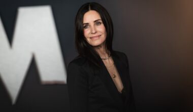 Courteney Cox shows off bikini body during Hawaii beach trip