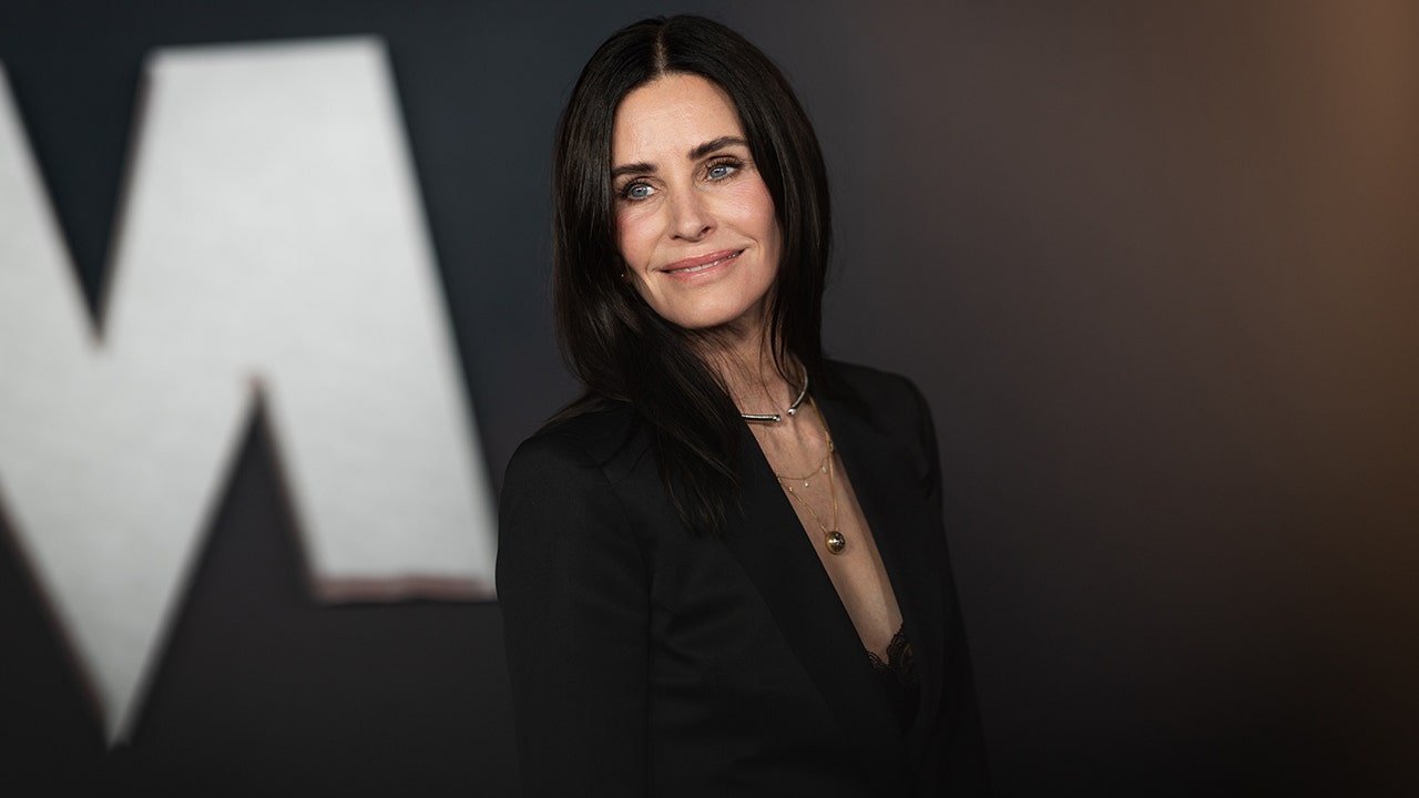 Courteney Cox shows off bikini body during Hawaii beach trip