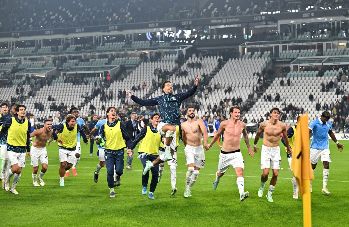 TURIN, ITALY - OCTOBER 18: Players of S.S. Lazio are led by Mattia Zaccagni of S.S. Lazio as they celebrate after the Serie A match between Juventus and SS Lazio at Allianz Stadium on October 18, 2026 in Turin, Italy. (Photo by Chris Ricco/Getty Images)