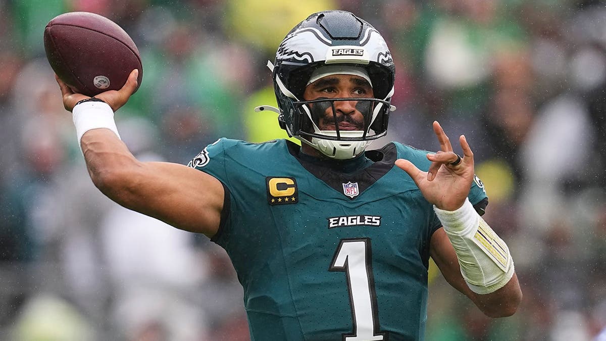 Jalen Hurts passes the ball against the Los Angeles Rams at Lincoln Financial Field.