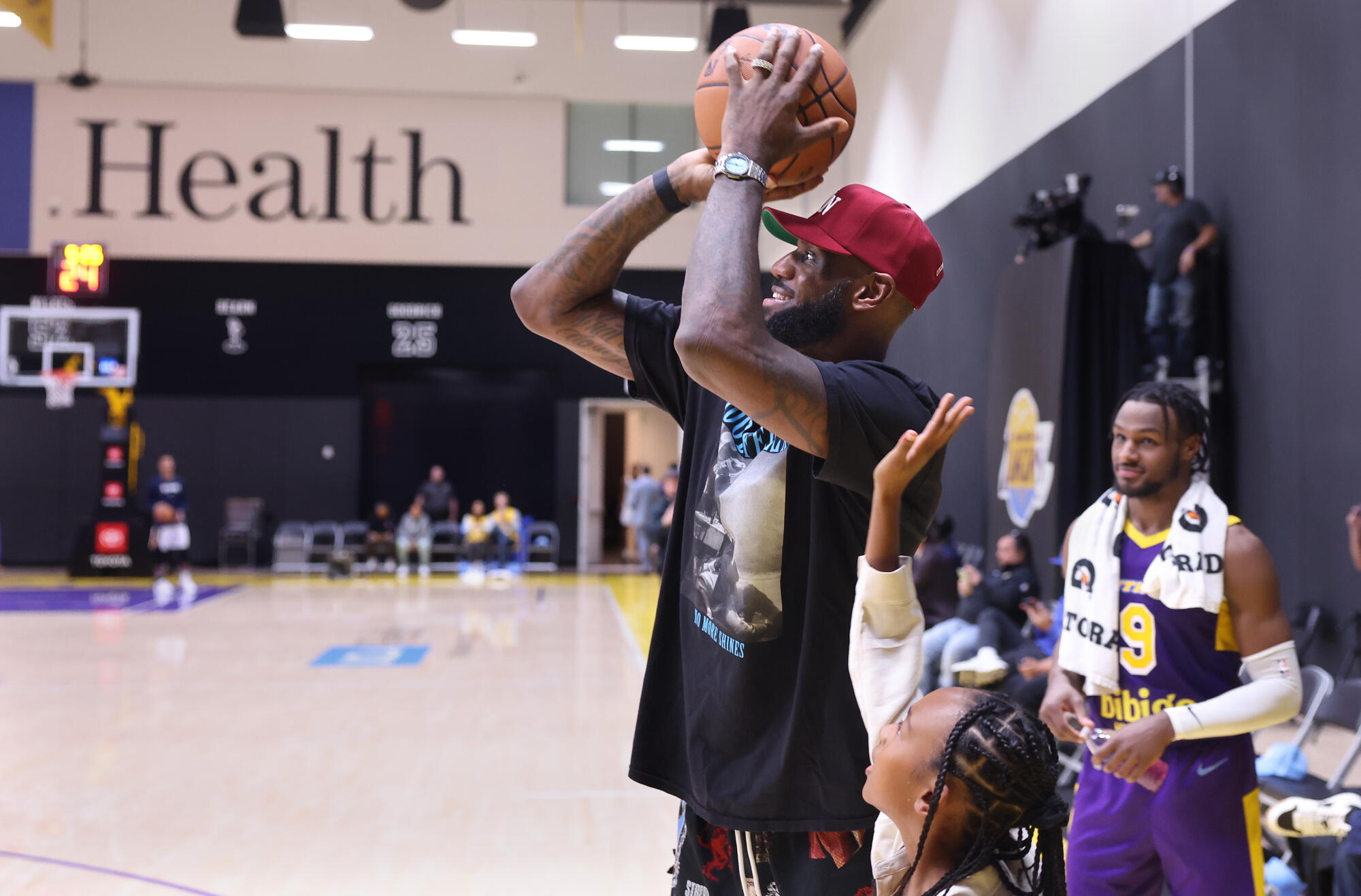 Lakers LeBron James has fun with his daughter Zhuri as son Bronny Jr. looks on