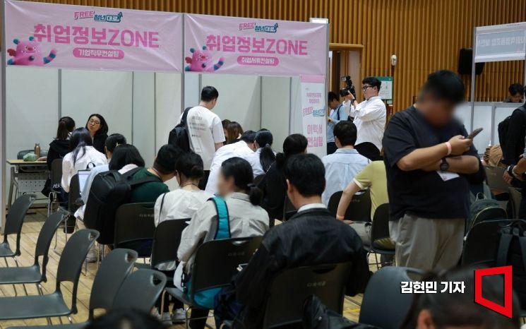 Youth job seekers wait to receive employment consulting at the “Youth-Corporate Matching Day (FREE Cheongnyeon Daero)” held at Seoul City Hall on Sept. 16, 2026. Photo by Kim Hyunmin