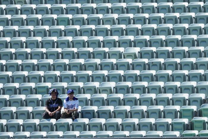 Blazing triple-digit heat bears down on Braves-Dodgers NLDS opener in Los Angeles
