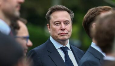 Elon Musk Says He'll Give a SpaceX Share to 'Every Kid in America'