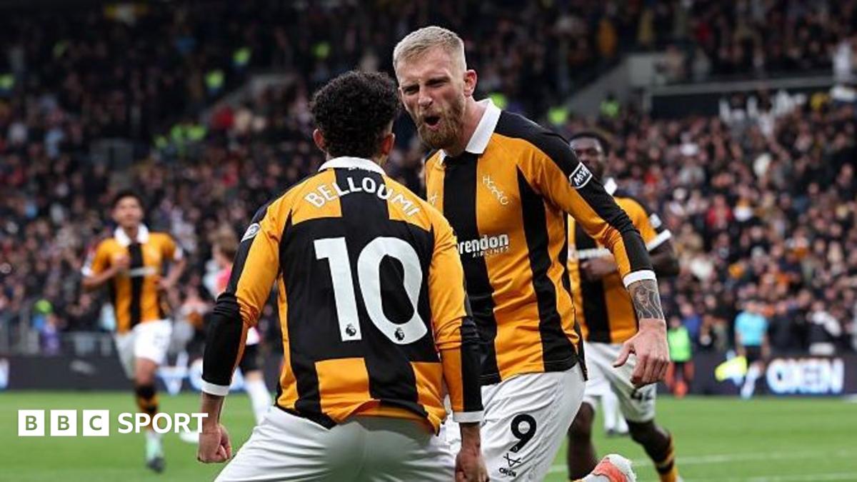 Oli McBurnie celebrates scoring for Hull