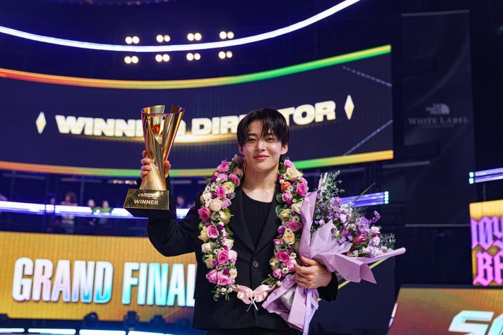 Choreographer Back Koo-young smiles as he holds up the trophy after winning Mnet's 'Street World Fighter: Director's War' during the show's final on Oct. 20. Courtesy of Mnet