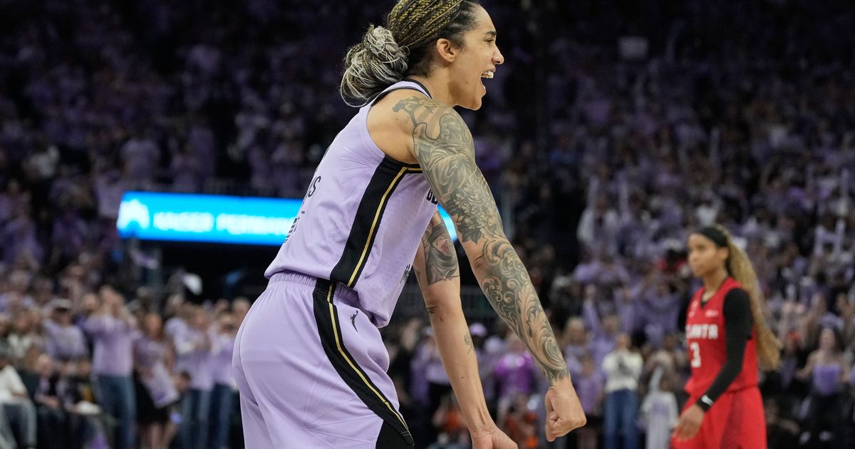 Valkyries star Gabby Williams counts possessions, keeps track of everything to lead late in games :: WRAL.com