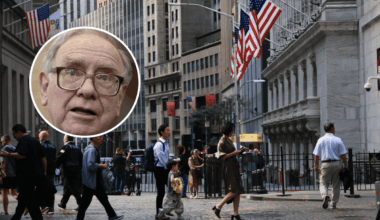 Warren Buffett's red warning siren has rarely been louder