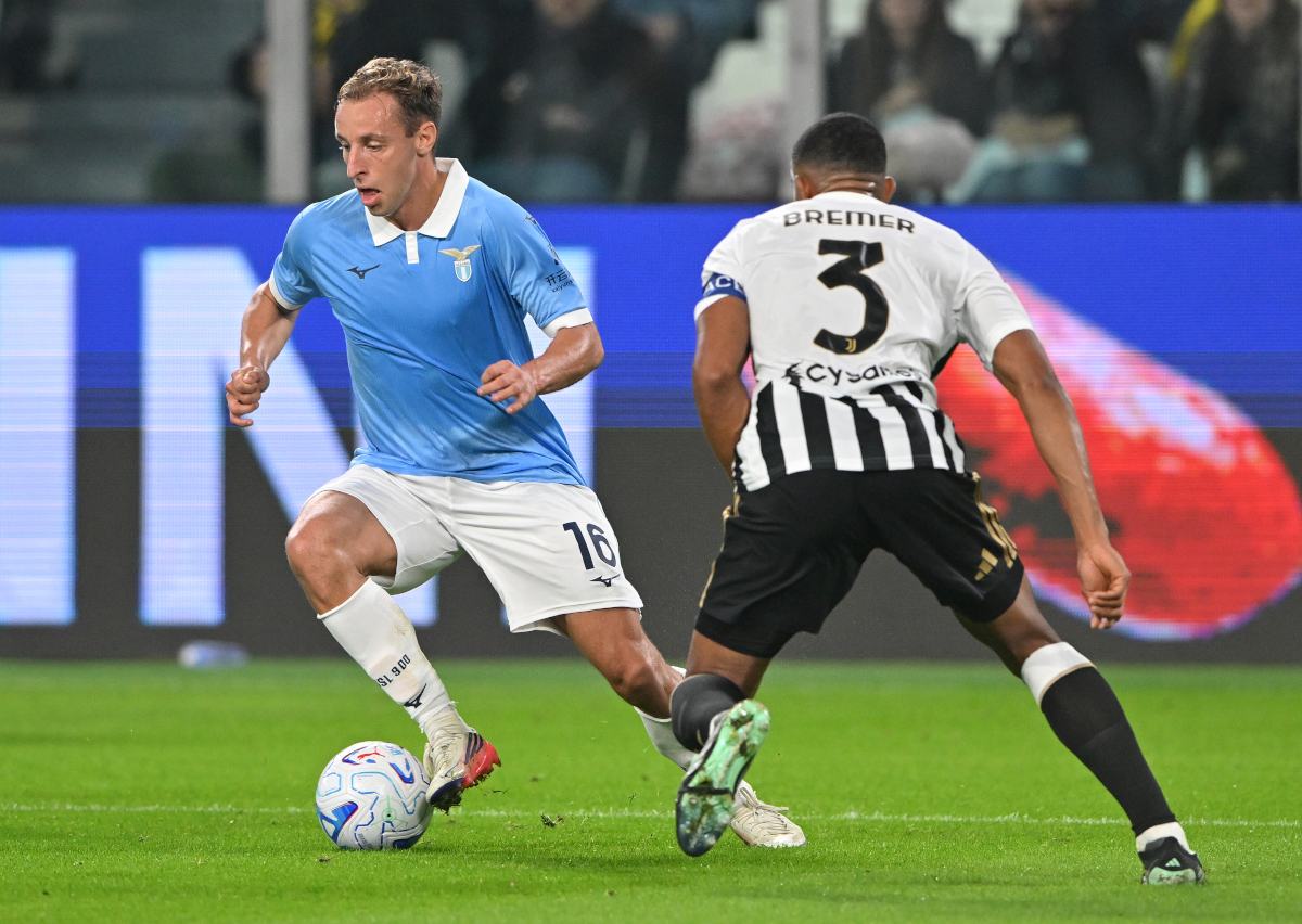 TURIN, ITALY - OCTOBER 18: Davide Frattesi of S.S. Lazio runs with the ball under pressure from Bremer of Juventus during the Serie A match between Juventus and SS Lazio at Allianz Stadium on October 18, 2026 in Turin, Italy. (Photo by Chris Ricco/Getty Images)