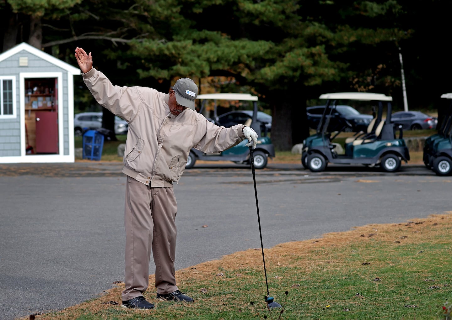 George O. Jones, 94, warmed up before his tee time on Oct. 8, 2026.
