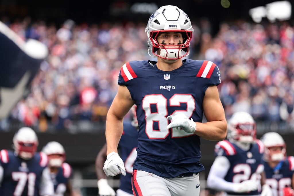 Eli Raridon (82) runs onto the field prior to the the game against the Pittsburgh Steelers at Gillette Stadium on September 20, 2026 in Foxborough, Massachusetts.